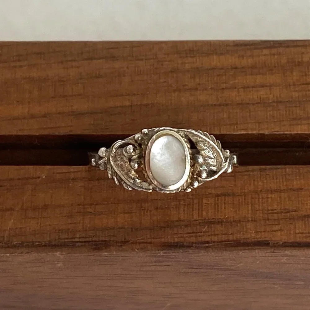 Sterling Silver 925 Southwest Style Oval Mother Of Pearl Feather Leaf Ring 6.5